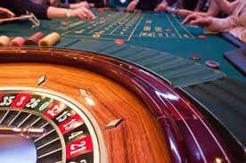 Studio dealer langsung Playtech dengan multi-kamera HD untuk blackjack dan roulette